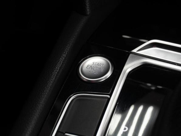 Volkswagen Passat B8 с пробегом 2018 года, цена 2 389 000 рублей, 130523 км, седан, Автокод Объявления
