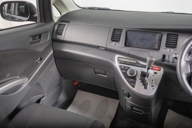 Toyota ISis I Рестайлинг с пробегом 2011 года, цена 1 449 000 рублей, 77300 км, компактвэн, Автокод Объявления