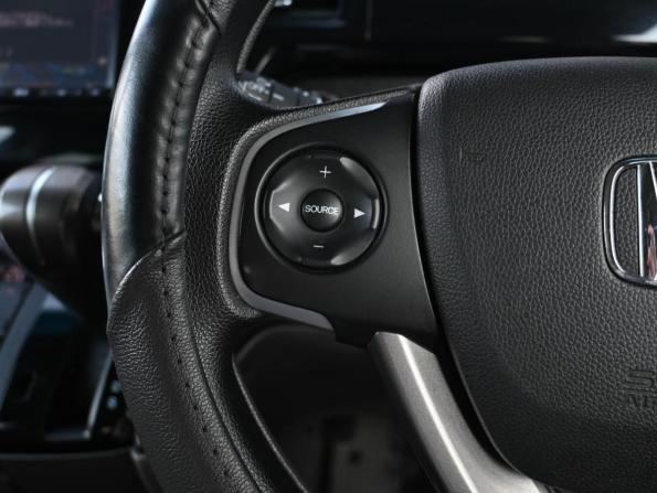 Honda Stepwgn V с пробегом 2016 года, цена 1 549 000 рублей, 201345 км, минивэн, Автокод Объявления