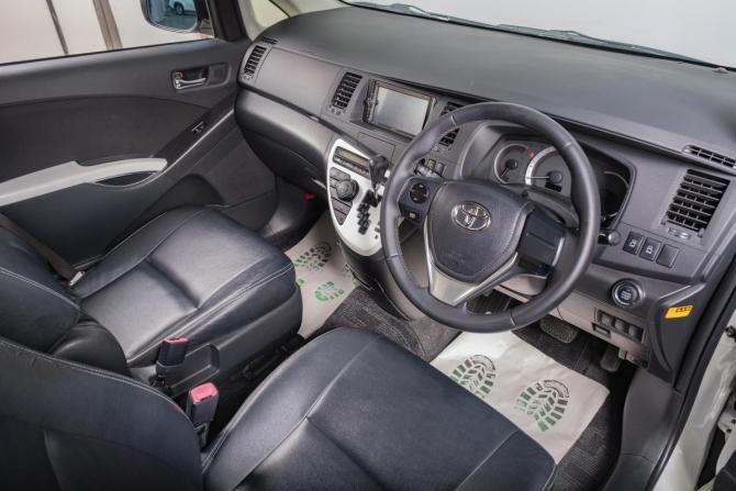 Toyota ISis I Рестайлинг с пробегом 2012 года, цена 1 399 000 рублей, 148000 км, компактвэн, Автокод Объявления