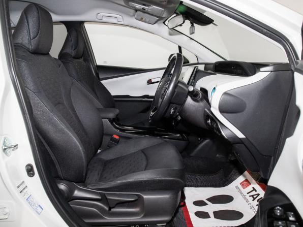 Toyota Prius IV (XW50) с пробегом 2018 года, цена 2 000 000 рублей, 180853 км, лифтбек, Автокод Объявления