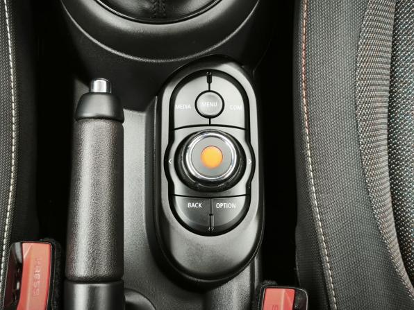 Mini Hatch III (F55/F56) Рестайлинг с пробегом 2020 года, цена 2 294 000 рублей, 54726 км, хэтчбек, Автокод Объявления