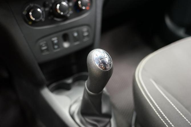 Renault Logan II Рестайлинг с пробегом 2018 года, цена 745 000 рублей, 194000 км, седан, Автокод Объявления
