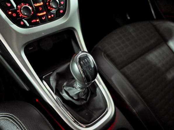 Opel Astra J Рестайлинг с пробегом 2014 года, цена 900 000 рублей, 121281 км, хэтчбек, Автокод Объявления