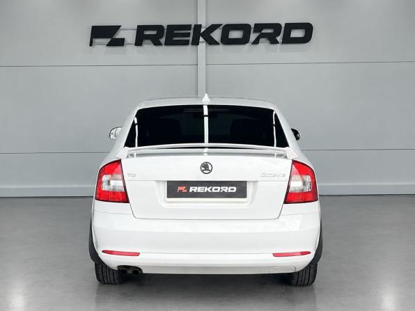 Skoda Octavia II (A5) Рестайлинг с пробегом 2011 года, цена 949 000 рублей, 178000 км, лифтбек, Автокод Объявления
