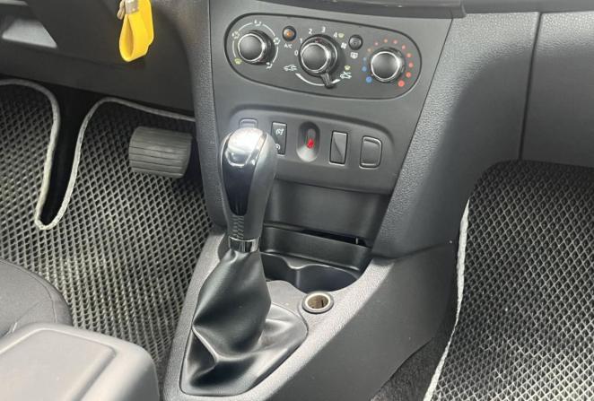 Renault Sandero II с пробегом 2015 года, цена 790 000 рублей, 177812 км, хэтчбек, Автокод Объявления