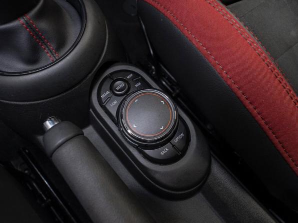 Mini Hatch III (F55/F56) Рестайлинг с пробегом 2019 года, цена 2 980 000 рублей, 69442 км, хэтчбек, Автокод Объявления