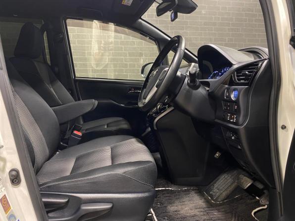 Toyota Voxy III (R80) Рестайлинг с пробегом 2018 года, цена 2 530 000 рублей, 106650 км, минивэн, Автокод Объявления