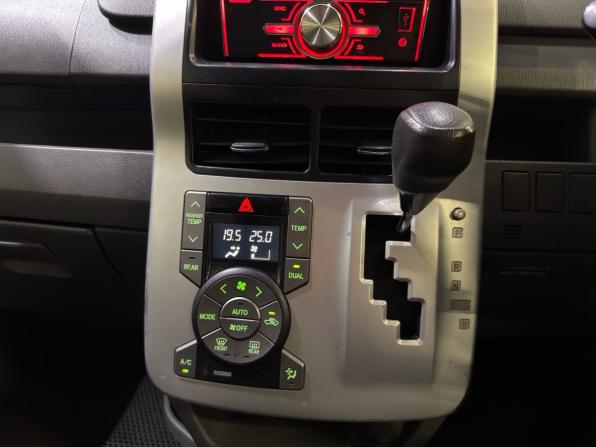 Toyota Voxy II (R70) с пробегом 2009 года, цена 888 000 рублей, 292029 км, минивэн, Автокод Объявления
