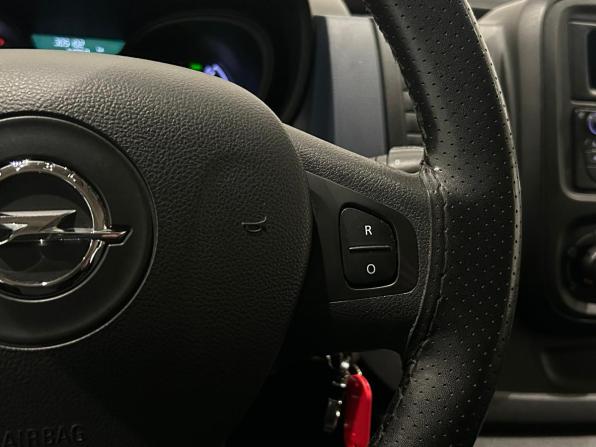 Opel Vivaro B с пробегом 2015 года, цена 1 499 000 рублей, 305100 км, минивэн, Автокод Объявления