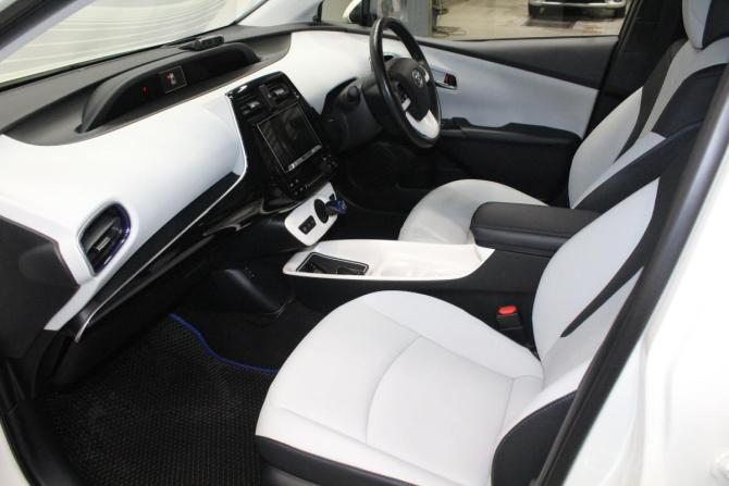 Toyota Prius IV (XW50) с пробегом 2016 года, цена 1 579 000 рублей, 153934 км, лифтбек, Автокод Объявления