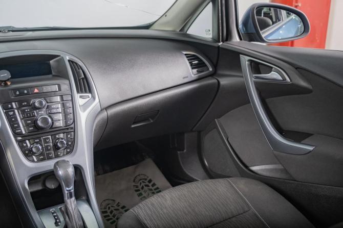 Opel Astra J Рестайлинг с пробегом 2012 года, цена 799 000 рублей, 133000 км, седан, Автокод Объявления