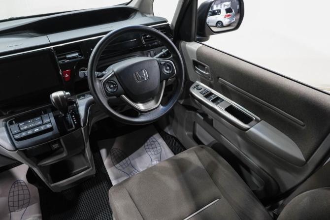 Honda Stepwgn V с пробегом 2017 года, цена 2 099 000 рублей, 110000 км, минивэн, Автокод Объявления