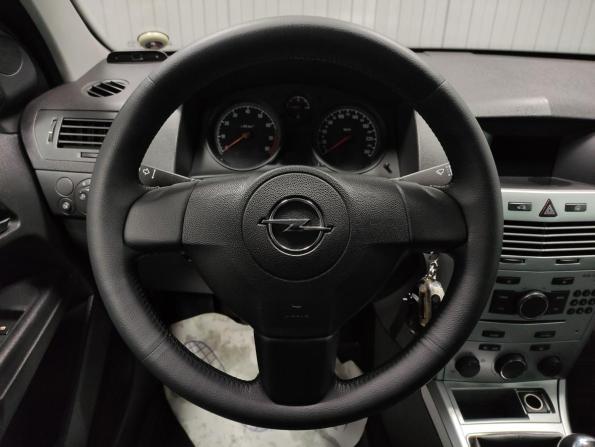 Opel Astra H Рестайлинг с пробегом 2013 года, цена 450 000 рублей, 215492 км, седан, Автокод Объявления