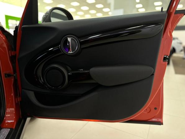Mini Hatch III (F55/F56) Рестайлинг с пробегом 2018 года, цена 1 800 000 рублей, 80775 км, хэтчбек, Автокод Объявления