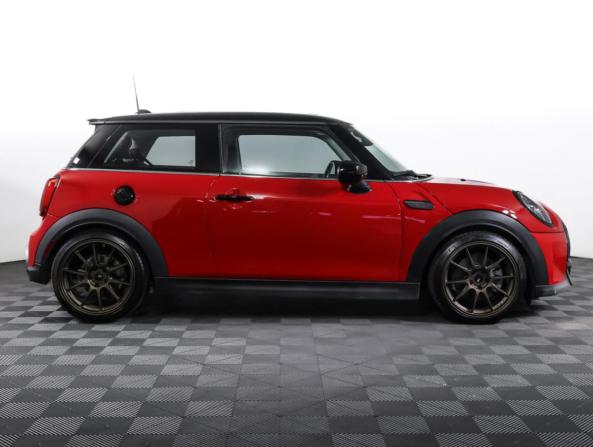 Mini Hatch III (F55/F56) Рестайлинг 2 с пробегом 2021 года, цена 3 038 310 рублей, 42029 км, хэтчбек, Автокод Объявления