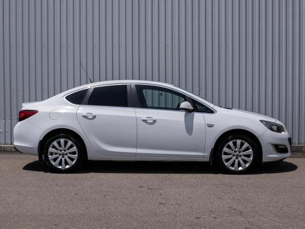 Opel Astra J Рестайлинг с пробегом 2014 года, цена 1 099 000 рублей, 101539 км, седан, Автокод Объявления