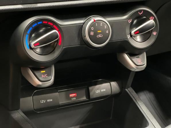 Kia Rio IV Рестайлинг с пробегом 2021 года, цена 1 549 000 рублей, 38000 км, седан, Автокод Объявления