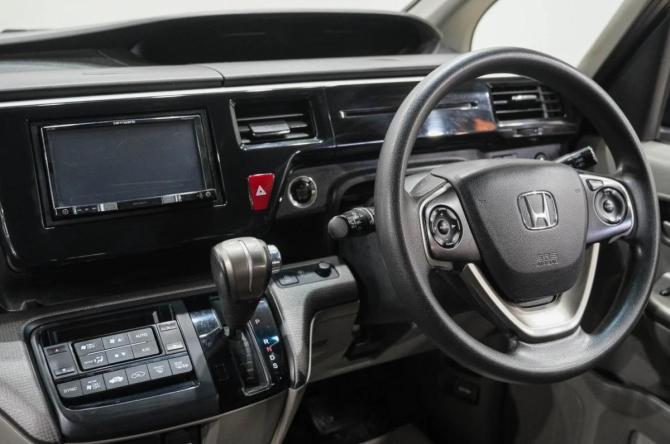 Honda Stepwgn V с пробегом 2015 года, цена 1 499 000 рублей, 390000 км, минивэн, Автокод Объявления