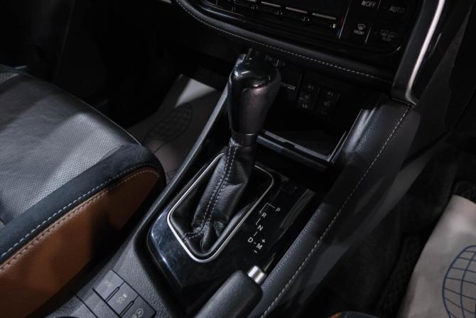 Toyota Auris II Рестайлинг с пробегом 2015 года, цена 1 649 000 рублей, 52700 км, хэтчбек, Автокод Объявления