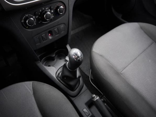 Renault Logan II Рестайлинг с пробегом 2019 года, цена 1 060 600 рублей, 70490 км, седан, Автокод Объявления