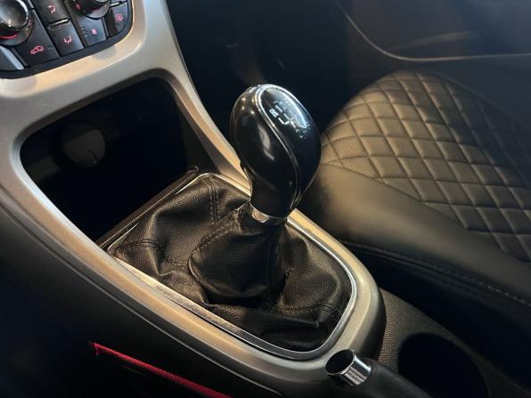 Opel Astra J с пробегом 2010 года, цена 460 000 рублей, 233237 км, хэтчбек, Автокод Объявления