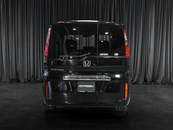 Honda Stepwgn V с пробегом 2015 года, цена 1 819 000 рублей, 197235 км, минивэн, Автокод Объявления