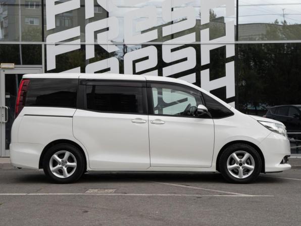Toyota Noah III (R80) с пробегом 2015 года, цена 1 599 000 рублей, 215332 км, минивэн, Автокод Объявления