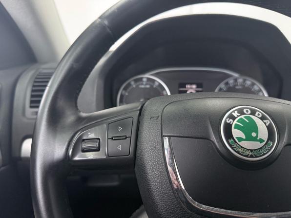 Skoda Octavia II (A5) Рестайлинг с пробегом 2012 года, цена 879 000 рублей, 224685 км, лифтбек, Автокод Объявления
