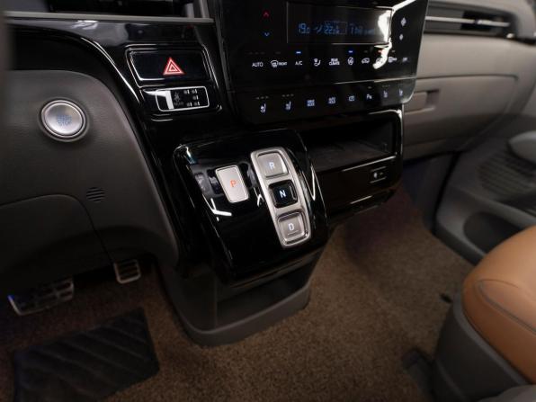 Hyundai Staria I с пробегом 2025 года, цена 8 050 000 рублей, 9570 км, минивэн, Автокод Объявления