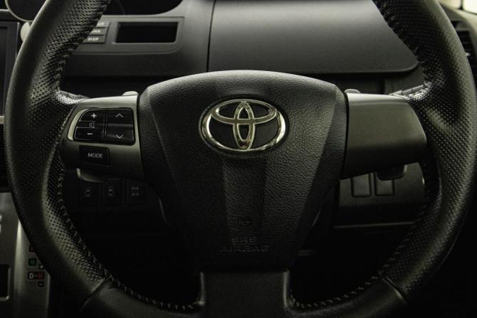 Toyota Voxy II (R70) Рестайлинг с пробегом 2012 года, цена 1 329 000 рублей, 325993 км, минивэн, Автокод Объявления