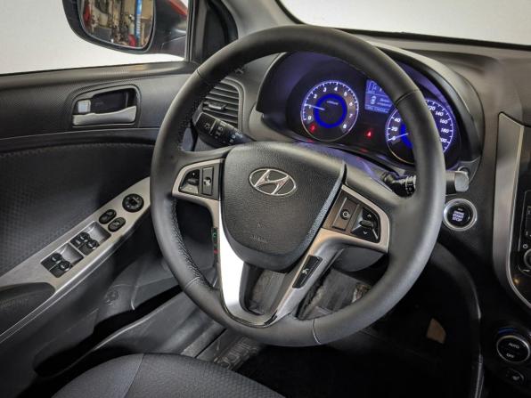 Hyundai Solaris I Рестайлинг с пробегом 2015 года, цена 989 000 рублей, 119000 км, хэтчбек, Автокод Объявления