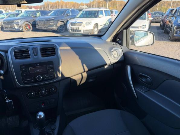 Renault Logan II с пробегом 2017 года, цена 925 000 рублей, 37452 км, седан, Автокод Объявления