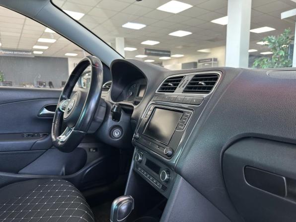 Volkswagen Polo V Рестайлинг с пробегом 2018 года, цена 1 070 000 рублей, 125500 км, седан, Автокод Объявления