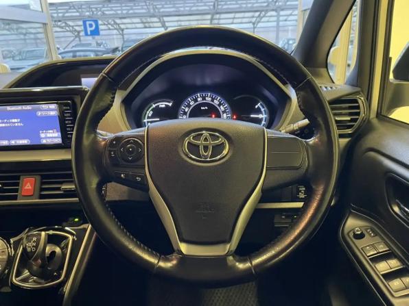 Toyota Esquire I с пробегом 2017 года, цена 1 870 000 рублей, 182000 км, минивэн, Автокод Объявления
