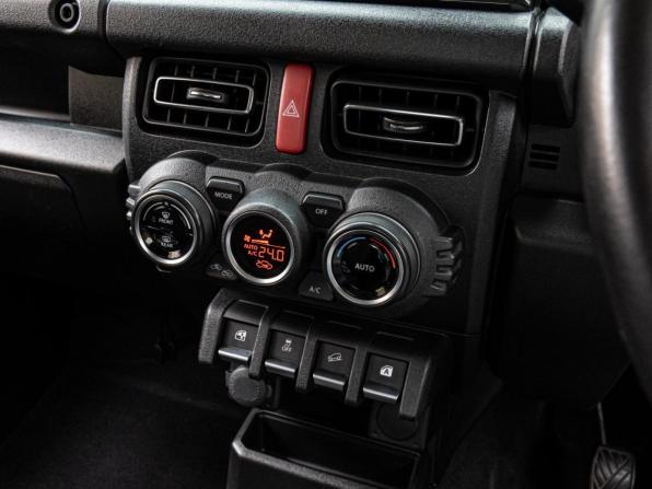Suzuki Jimny IV с пробегом 2019 года, цена 1 320 000 рублей, 117945 км, внедорожник, Автокод Объявления
