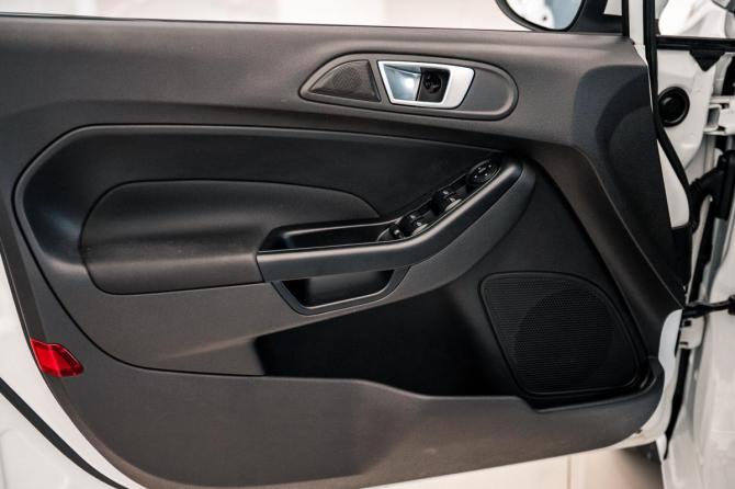 Ford Fiesta Mk6 Рестайлинг с пробегом 2018 года, цена 960 000 рублей, 90700 км, хэтчбек, Автокод Объявления