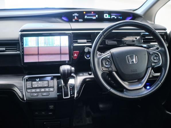 Honda Stepwgn V с пробегом 2015 года, цена 1 848 000 рублей, 106338 км, минивэн, Автокод Объявления