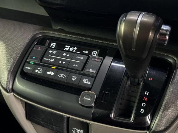 Honda Stepwgn V с пробегом 2015 года, цена 1 550 000 рублей, 215733 км, минивэн, Автокод Объявления