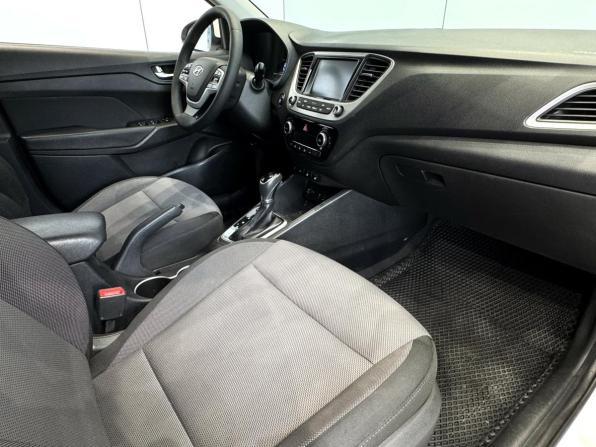 Hyundai Solaris II с пробегом 2017 года, цена 1 345 000 рублей, 163250 км, седан, Автокод Объявления