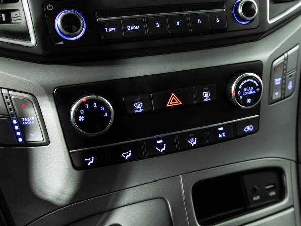 Hyundai H-1 II Рестайлинг с пробегом 2017 года, цена 2 250 000 рублей, 222600 км, минивэн, Автокод Объявления