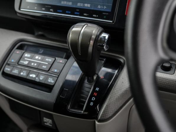 Honda Stepwgn V с пробегом 2016 года, цена 1 812 000 рублей, 212369 км, минивэн, Автокод Объявления