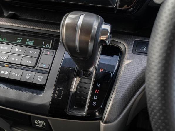 Honda Stepwgn V с пробегом 2016 года, цена 1 715 000 рублей, 176131 км, минивэн, Автокод Объявления