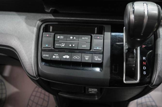 Honda Stepwgn V с пробегом 2016 года, цена 1 799 000 рублей, 117000 км, минивэн, Автокод Объявления
