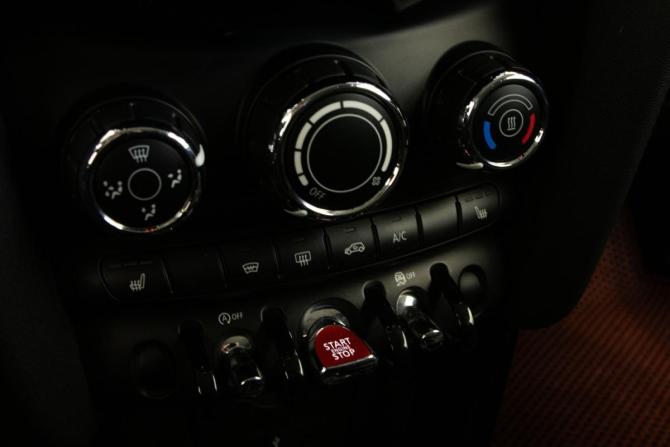Mini Hatch III (F55/F56) Рестайлинг с пробегом 2018 года, цена 1 885 000 рублей, 76570 км, хэтчбек, Автокод Объявления