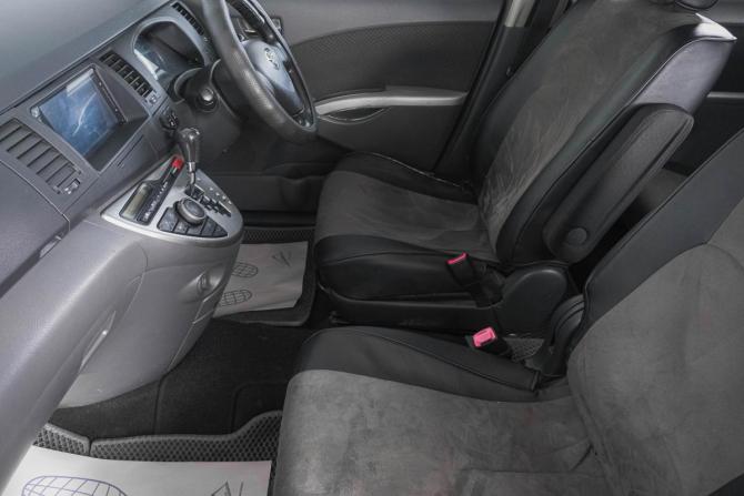 Toyota ISis I Рестайлинг с пробегом 2009 года, цена 1 099 000 рублей, 300000 км, компактвэн, Автокод Объявления
