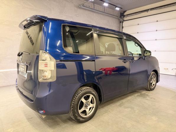 Toyota Voxy II (R70) с пробегом 2009 года, цена 888 000 рублей, 292029 км, минивэн, Автокод Объявления