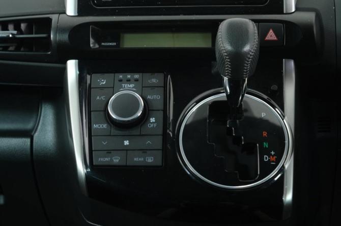 Toyota Wish II Рестайлинг с пробегом 2014 года, цена 1 689 000 рублей, 75000 км, минивэн, Автокод Объявления