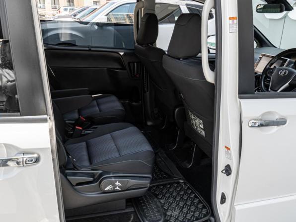 Toyota Voxy III (R80) с пробегом 2017 года, цена 2 180 000 рублей, 113405 км, минивэн, Автокод Объявления