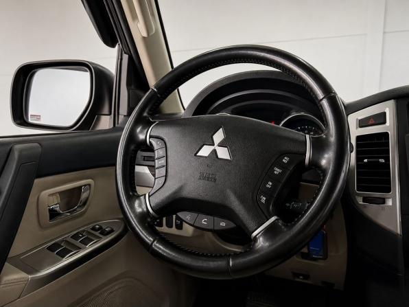 Mitsubishi Pajero IV Рестайлинг 2 с пробегом 2017 года, цена 2 849 000 рублей, 99700 км, внедорожник, Автокод Объявления